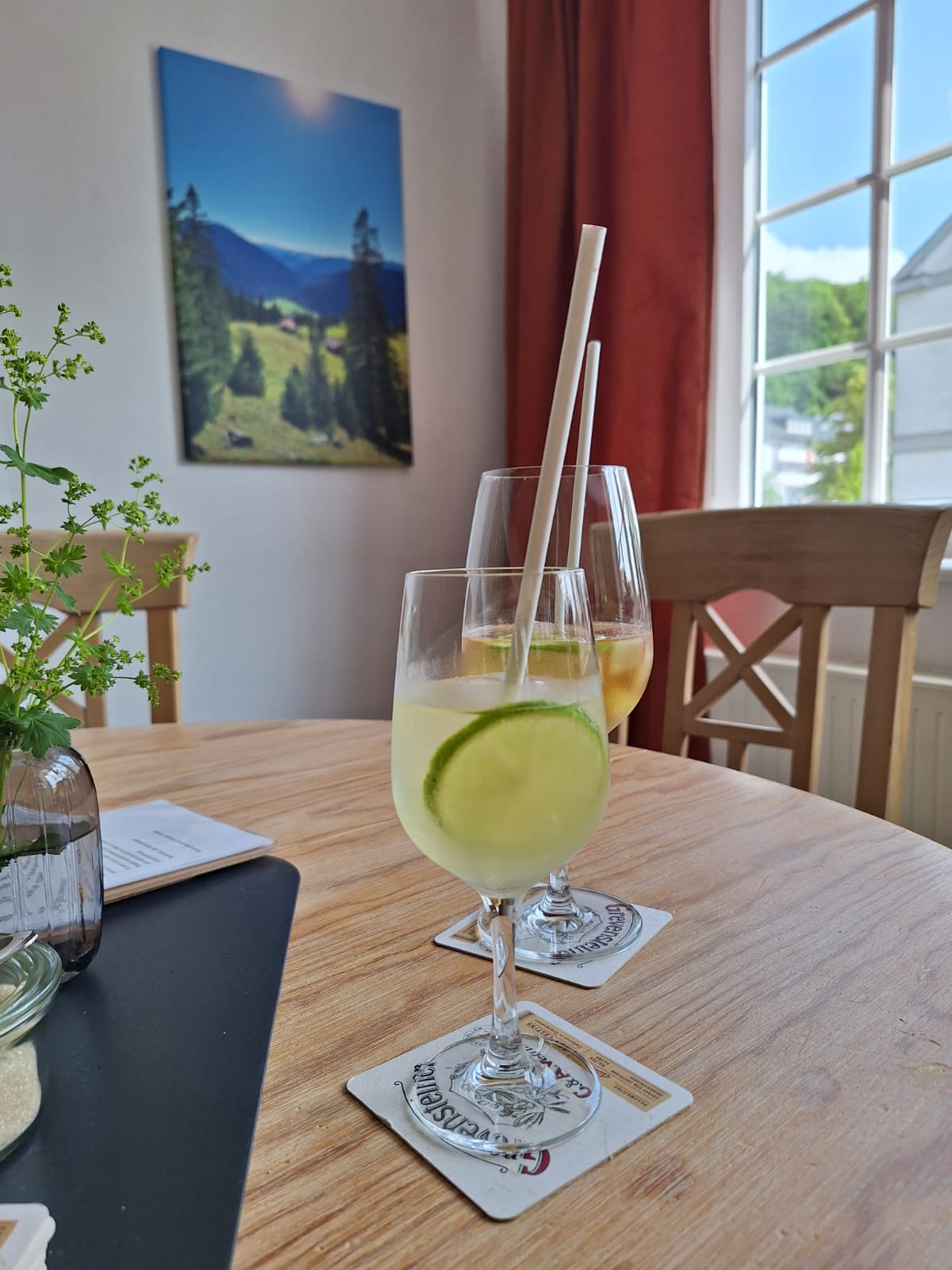 Kalte Sommergetränke mit Limette am Fenster