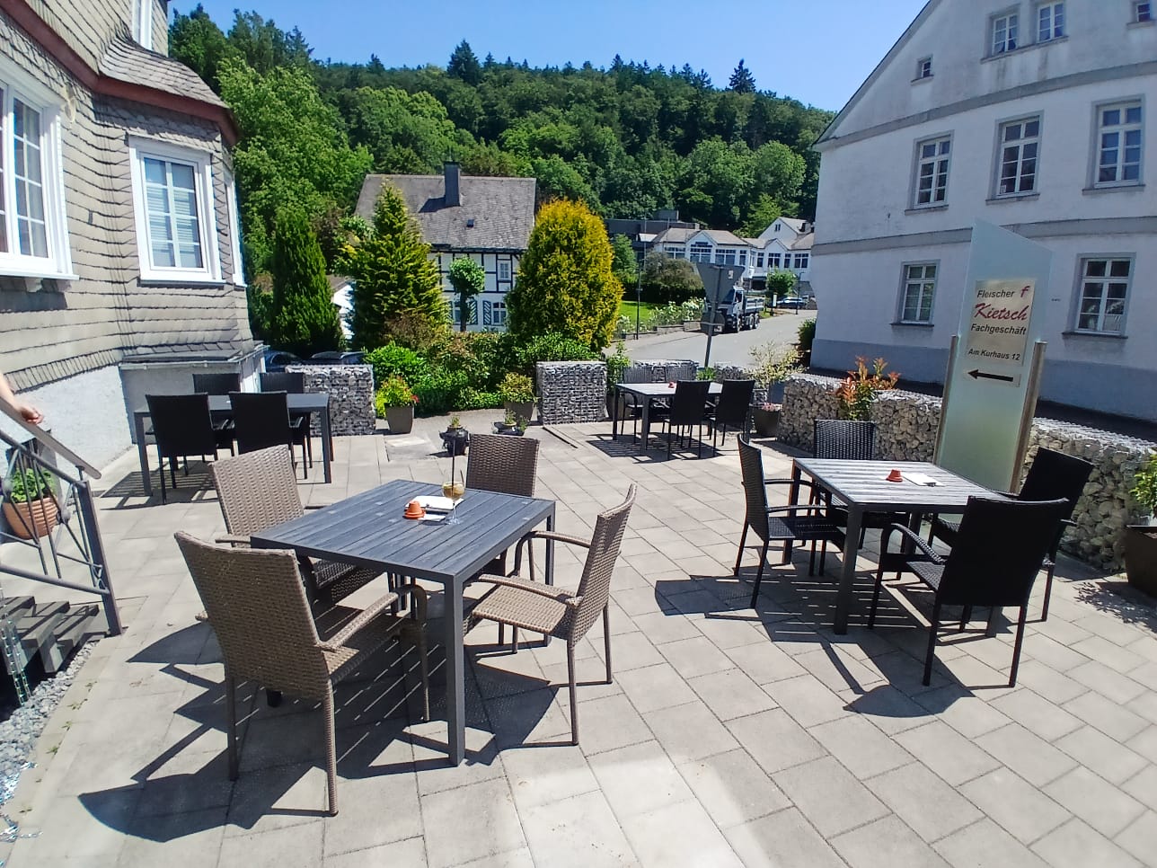Sonnige Außenterrasse des Café Dahlia in Bad Fredeburg