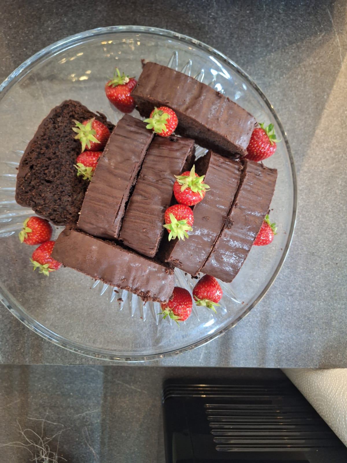 Schokokuchen mit frischen Erdbeeren