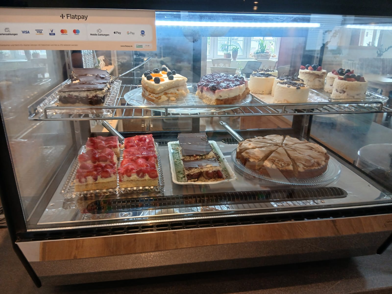 Gefüllte Kuchentheke mit verschiedenen Torten